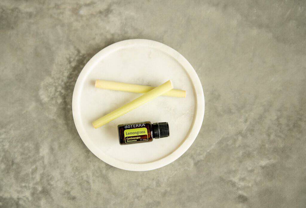 Uleiuri esențiale terapeutice DoTERRA Uleiuri esențiale DoTERRA Lemongrass și sticks pe farfurie.