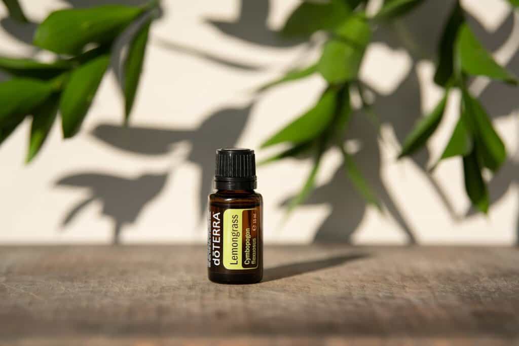 Ulei esențial de lămâie doTERRA pentru aromaterapie și relaxare.