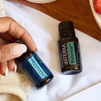 Uleiuri esențiale terapeutice doTERRA Flacoane de ulei esențial doTERRA Balance și Adaptive pentru aromaterapie.