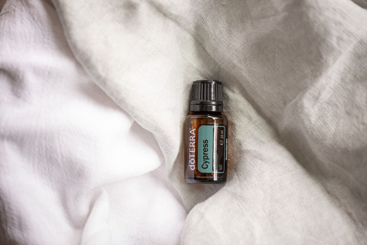 Ulei esențial Citronella pentru aromaterapie Sticlă de ulei esențial Citronella în natură, pentru relaxare și sănătate.