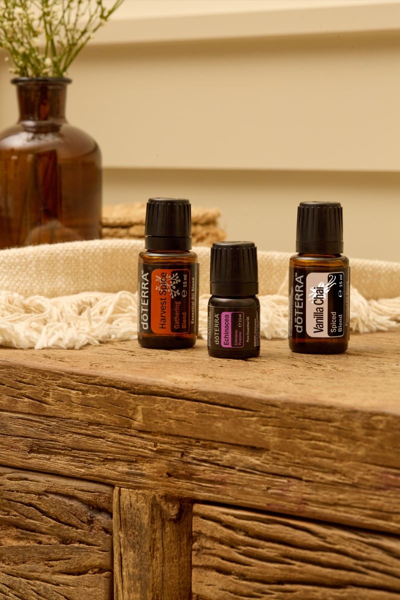 Ulei esențial de mentă doTERRA Ulei esențial de mentă doTERRA cu felii de lămâie și frunze verzi.