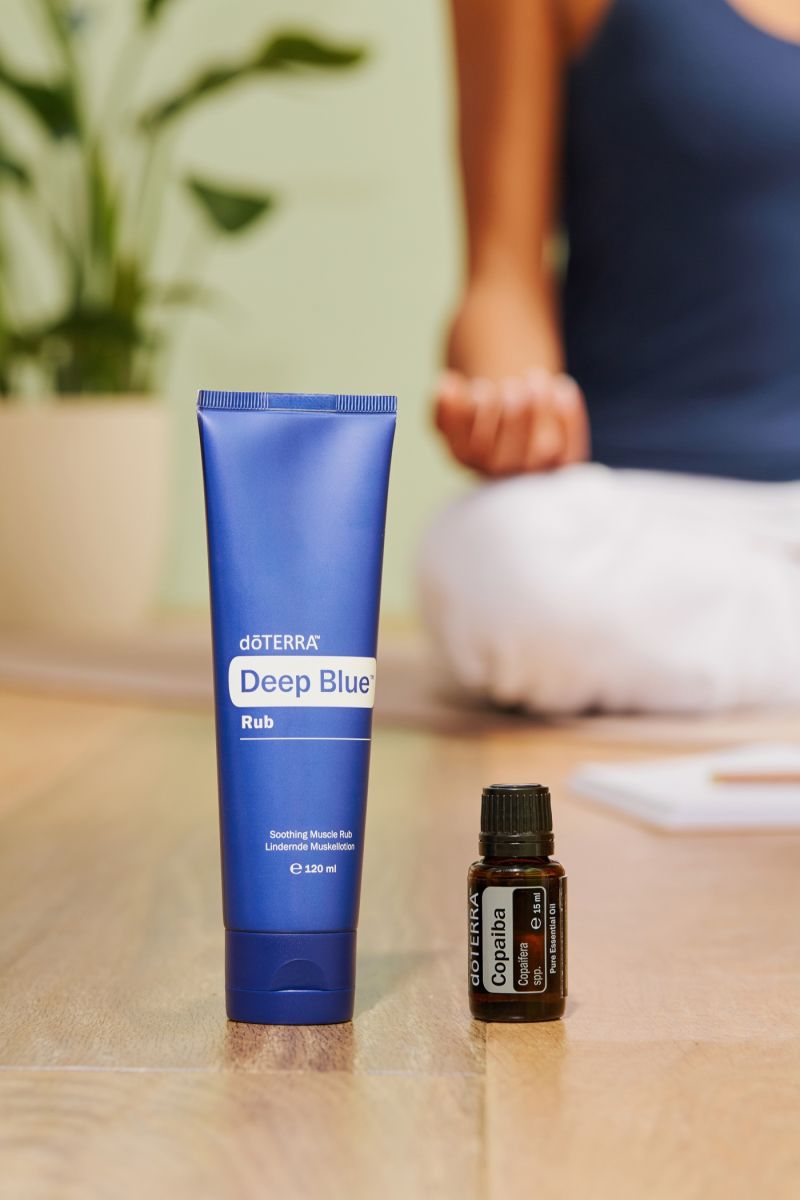 Ulei esențial de mentă doTERRA Ulei esențial de mentă doTERRA cu felii de lămâie și frunze verzi.