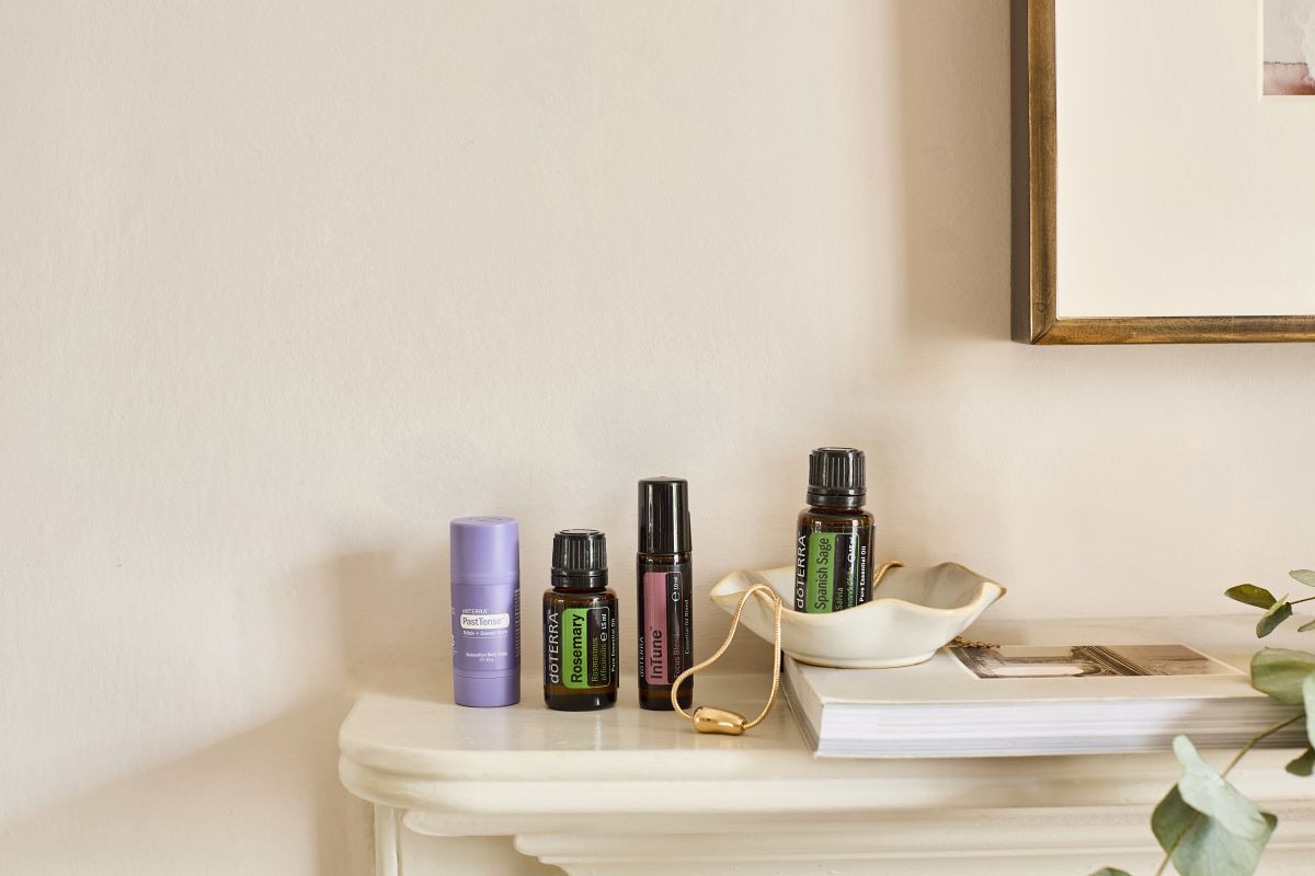 Ulei esențial de mentă doTERRA Ulei esențial de mentă doTERRA cu felii de lămâie și frunze verzi.