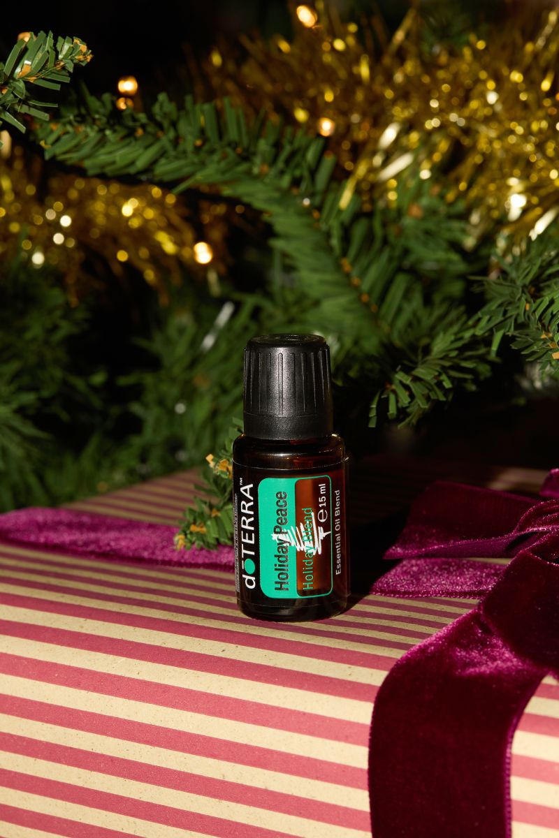 Ulei esențial de mentă doTERRA cu felii de lămâie și frunze verzi.