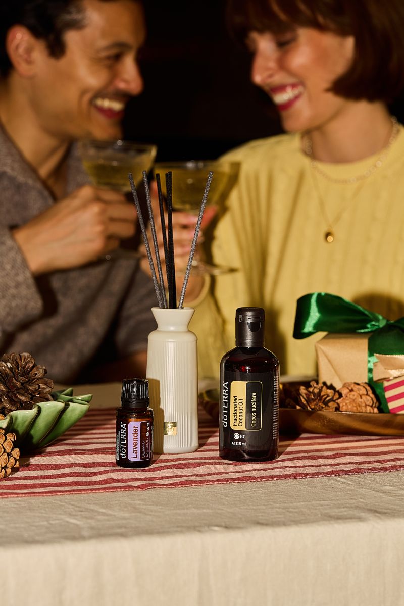 Ulei esențial de mentă doTERRA cu felii de lămâie și frunze verzi.