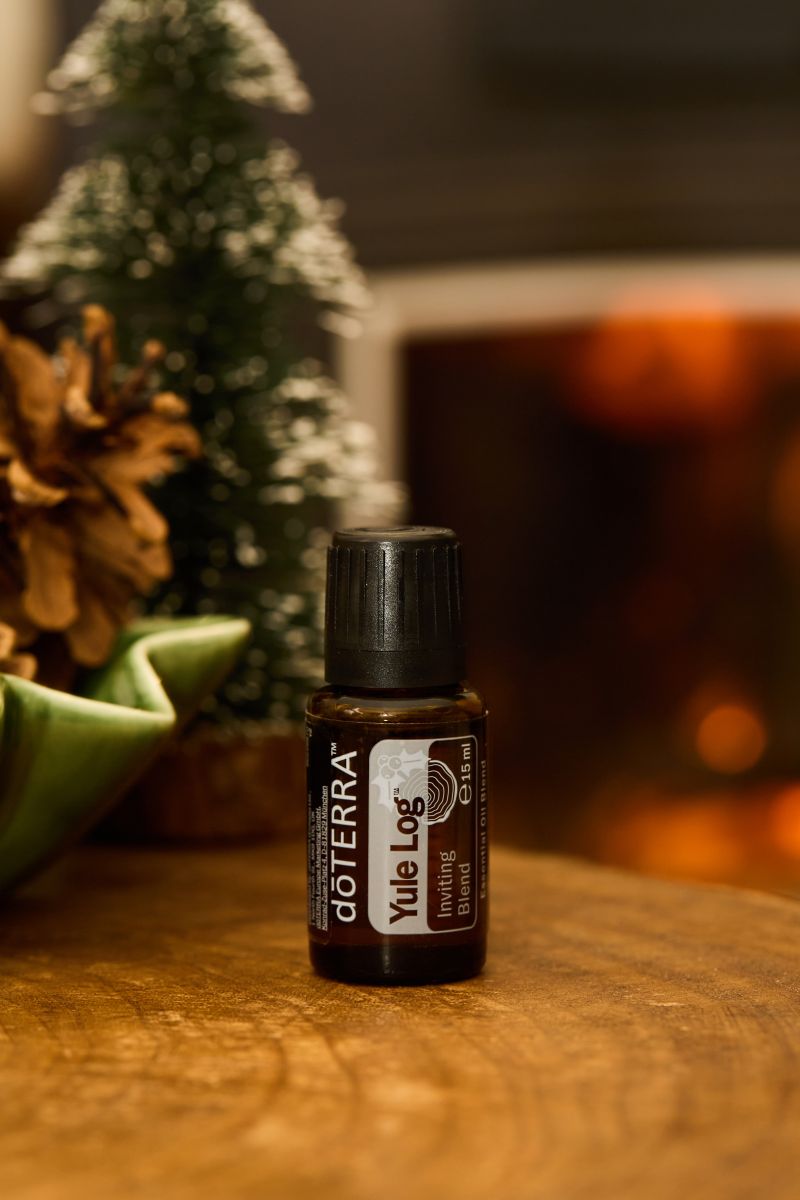 Ulei esențial de mentă doTERRA Ulei esențial de mentă doTERRA cu felii de lămâie și frunze verzi.